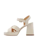 Sandalias de cuero color canela con plataforma y tacón ancho. Tiras cruzadas en el empeine y pulsera ajustable con hebilla en el tobillo.