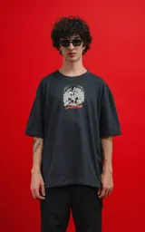 Remera negra de algodón con cuello redondo y calce oversize. Estampado frontal con diseño de calavera con sombrero de copa y personajes de Disney.