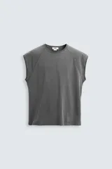 Musculosa gris de corte holgado con cuello redondo y sisas amplias. Tiene un efecto lavado que le da una apariencia única.