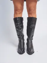 Bota alta de cuero negro, con punta fina y taco cuadrado.