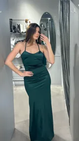 Vestido largo de satén color verde esmeralda, con breteles finos y espalda descubierta.
