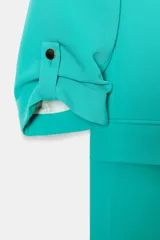 Blazer marrón con cuello solapa y hombreras. Manga tres cuartos con trabilla y botón dorado. Bolsillos delanteros con solapa.