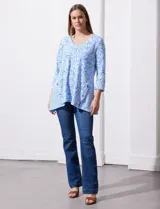 Blusa de algodón labrado marca Ruby Rd, con estampado abstracto en blanco y celeste, escote en V, mangas tres cuartos y aplique de botones en los laterales. Corte asimétrico.