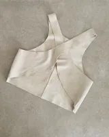 Chaleco color crema de cuero agamuzado con espalda cruzada.