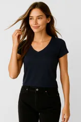 Remera azul marino de algodón, corte ajustado, cuello en V y mangas cortas.