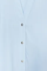 Camisa marrón de popelina con cuello solapa, escote en pico, cierre frontal con botones y mangas anchas con puños.