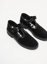 Guillerminas de cuero gamuza color marrón con pespuntes en hilo blanco, taco de 4cm y plataforma de goma.