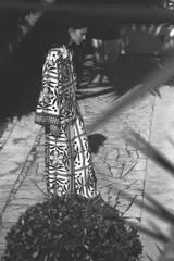 Pantalón de tiro alto con elástico revestido y cordón para ajustar fino en la cintura. Piernas amplias de corte holgado con estampado de flores y figuras geométricas en blanco y negro.