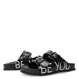 Sandalias plateadas con doble tira y hebillas ajustables, con la inscripción "BE YOU".