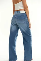 Pantalón de jean celeste con corte recto y tiro bajo. Presenta un degradado en la parte inferior de las piernas.