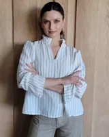 Blusa celeste con cuello mao y mangas abullonadas.