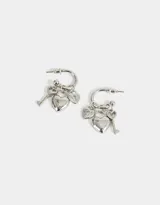 Aros dorados tipo argolla con dije de corazón y llave colgando.