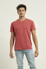 Remera celeste de algodón con escote en V y logo de ancla en relieve.