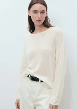 Jersey color crudo de punto medio, con cuello barco y mangas largas.