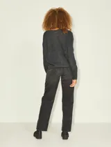 Sweater gris de punto con cuello redondo y mangas largas.