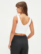 Top corto negro con escote en V y breteles anchos.