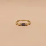 Anillo de oro amarillo 9k con zafiro rectangular de 4x5mm engarzado.