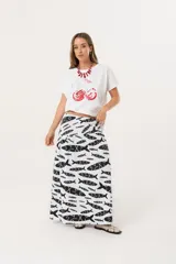 Remera blanca de manga corta con estampado de cerezas y la palabra "Cherry" en cursiva.