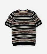 Blusa de punto ligero con cuello redondo, mangas cortas y rayas horizontales en negro, beige y blanco.