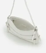 Bolso baguette pequeño de cuero sintético negro con correa fina ajustable, cierre de cremallera y detalles de cremalleras decorativas.