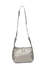 Bandolera plateada con correa larga y varios cierres con borlas.