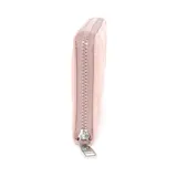 Billetera grande color nude, con diseño acolchado en forma de rombos y logo metálico plateado. Tiene cierre perimetral y múltiples compartimentos internos.