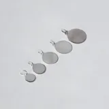 Dije de plata 925, con forma circular y superficie lisa.