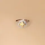 Anillo de plata 925 con aplique de cruz en oro 18k, diseño alusivo a la profesión de enfermería. Grabado interno de fecha de obsequio.