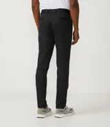 Pantalón de traje de corte super slim, color azul oscuro, confeccionado en tejido de poliviscosa con textura discreta. Presenta trabillas en la cintura, cierre de cremallera y botón, y bolsillos laterales y traseros.