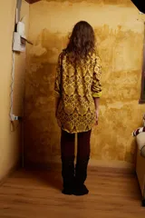 Camisa estampada holgada de corte clásico con cuello solapa y abotonada.