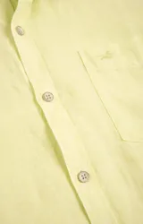 Camisa de manga larga color durazno, confeccionada en lino orgánico, con cuello italiano, cierre con botones y bolsillo en el pecho con logo bordado al tono.