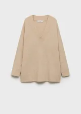 Sweater color beige de tejido de punto con cuello en V y corte oversize.
