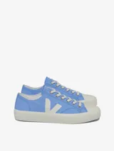 Zapatilla de lona color azul con logo V serigrafiado, de corte bajo y suela de caucho del Amazonas.