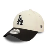Gorro New Era 9Forty ajustable, color beige con visera negra, logo de los LA Dodgers bordado en el frente y parche conmemorativo del campeonato de 1955 en el lateral.