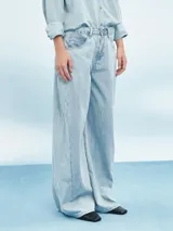 Pantalón de jean celeste de corte amplio.