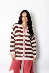 Camisa de algodón a rayas horizontales color chocolate y crudo, con cuello camisero, cierre frontal con botones y mangas largas. Corte holgado y estilo vintage.