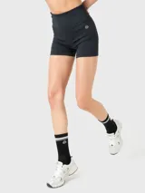 Calza corta negra de tiro alto, ideal para yoga o pilates.