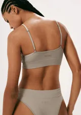 Top básico color beige, sin costuras, con breteles finos y escote redondo.