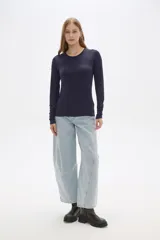 Remera color gris de lyocell, de manga larga, corte ajustado y cuello redondo.