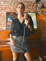 Minifalda plateada cubierta de lentejuelas.