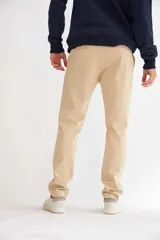 Pantalón azul marino de corte recto, con bolsillos laterales y cierre frontal.