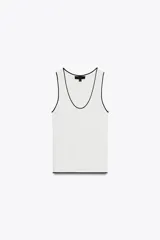Musculosa blanca de punto con escote redondo y sisas ribeteadas en negro.