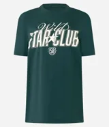 Remera de manga corta color verde oscuro con cuello redondo y un estampado frontal grande en blanco con tipografía estilo universitario que dice "Wild Star Club" y el número "58" en un escudo pequeño.