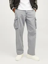 Pantalón jean cargo gris de tiro alto, corte holgado y pierna ancha.