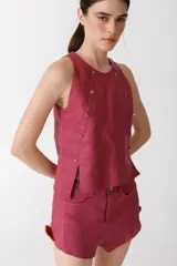 Musculosa color borgoña de lino, con cuello redondo y detalle de botones dorados en los hombros y laterales.