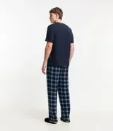 Conjunto de pijama largo para hombre, compuesto por una remera de manga corta azul marino con bolsillo en el pecho y un pantalón largo con cintura elástica y estampado de cuadros azules y blancos.