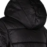 Campera puffer negra con capucha, cierre frontal y logo de la marca en el pecho. Diseño acolchado y corte entallado.