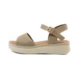 Sandalias color beige con plataforma baja, tira ancha sobre los dedos con perforaciones y pulsera al tobillo con hebilla dorada.