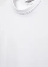 Remera verde oliva de algodón con cuello redondo y mangas cortas.