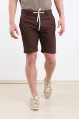 Bermuda de gabardina color marrón con cordón ajustable en la cintura.